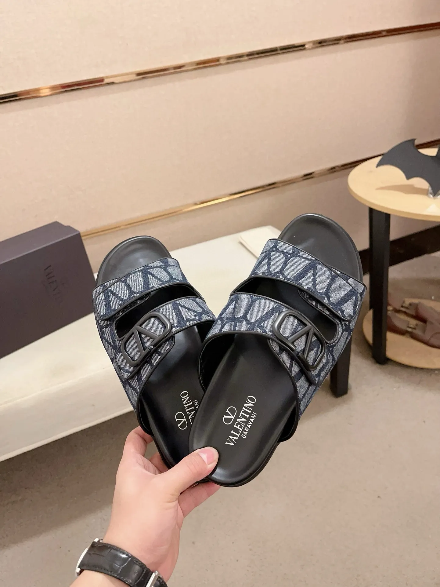 Men's shoes💰: 440💰[Valentino] New men's boutique slippers, counter quality, classic plaid, the actual workmanship is quite complex🔰The uppers are made of imported fabrics➕🐑Sheepskin lining, which tests the craftsman's craftsmanship➕original PU outsole. Size: 38-44 (45 can be customized, non-refundable)